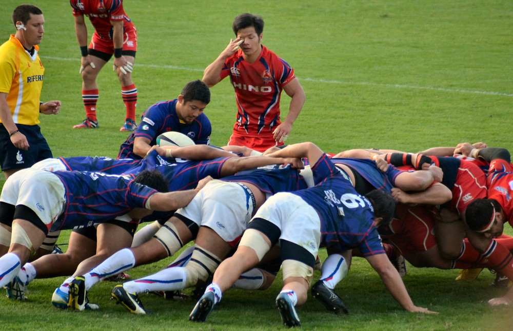 スクラムで奮闘する青のユニフォームのシーウェイブスの選手たち（2015年10月31日、秩父宮ラグビー場観客席より撮影）