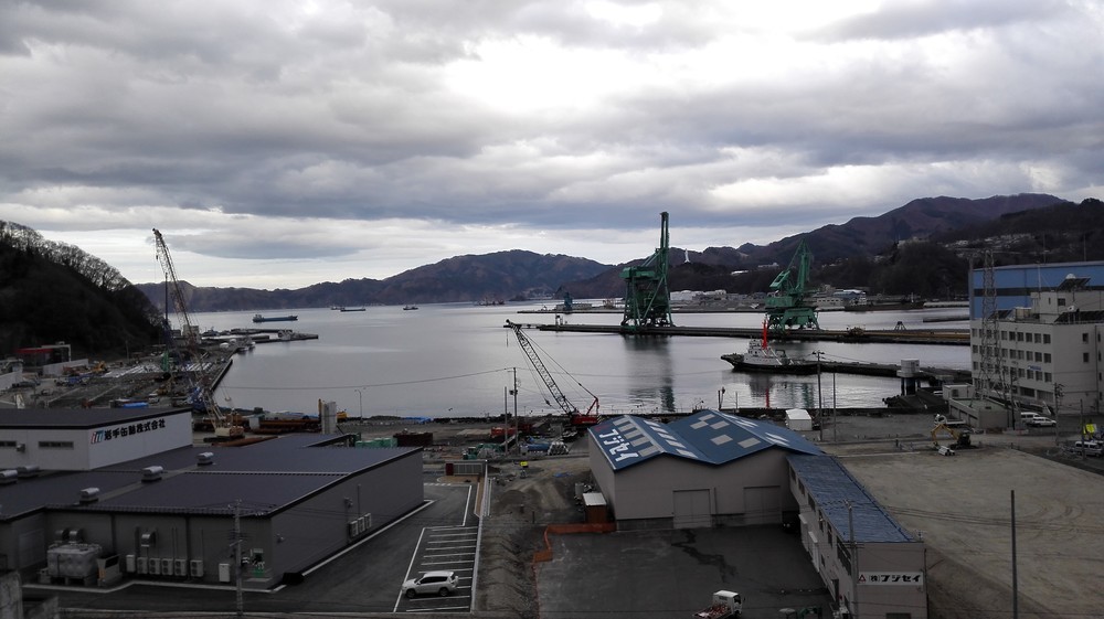 津波で大きな被害を受けた釜石港。避難場所に指定されている高台から見ると、今も復旧工事が続いていた