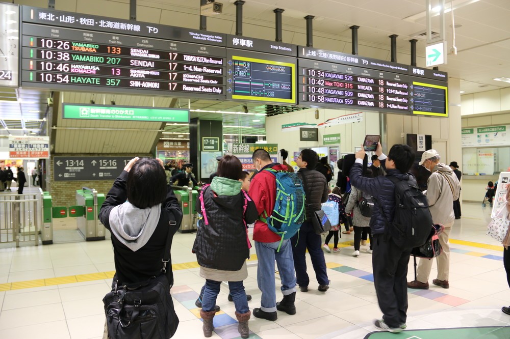「SHIN-HAKODATE-HOKUTO」を撮る人々（大宮駅にて）