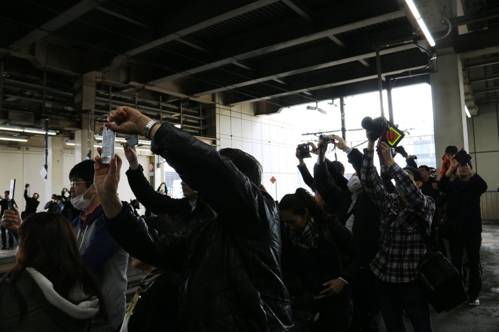 はやぶさ到着を待ちわびる人々（大宮駅にて）