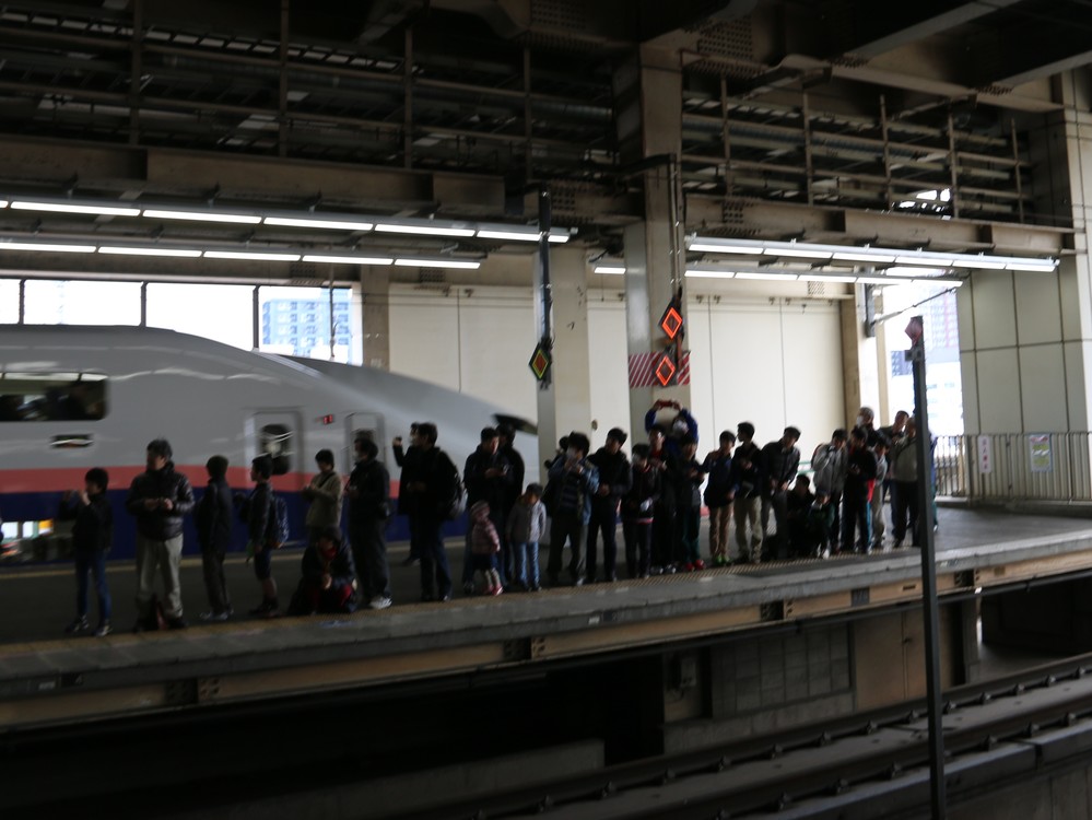 向こうのホームにも人垣が（大宮駅にて）
