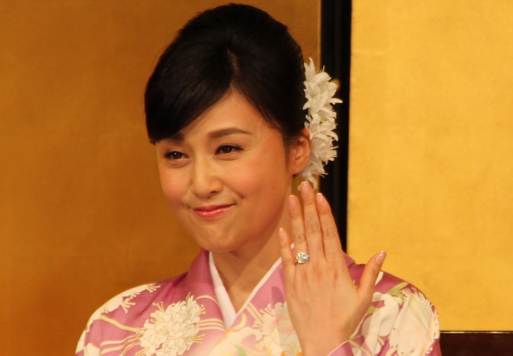 紀香のナ、関西弁がナ、めっちゃ気になってん 「藤原・片岡」結婚会見が「イラッとしつつ笑える」