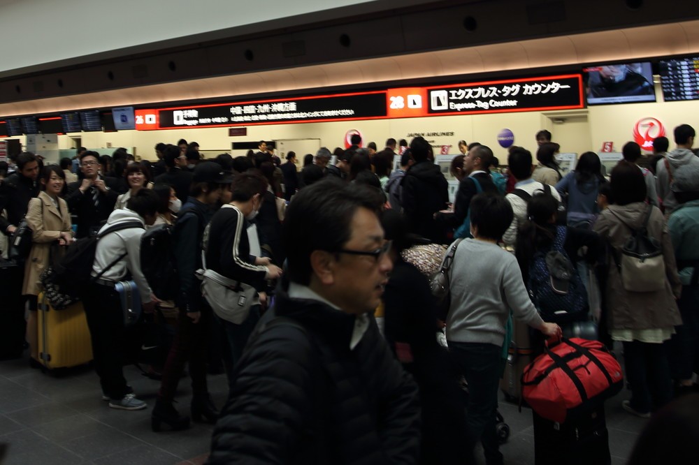 システム障害で羽田空港のチェックインカウンターには長い列ができた