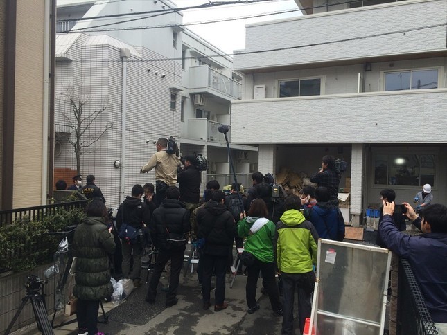 逮捕直後、報道陣が多数詰めかけた寺内容疑者のアパート前