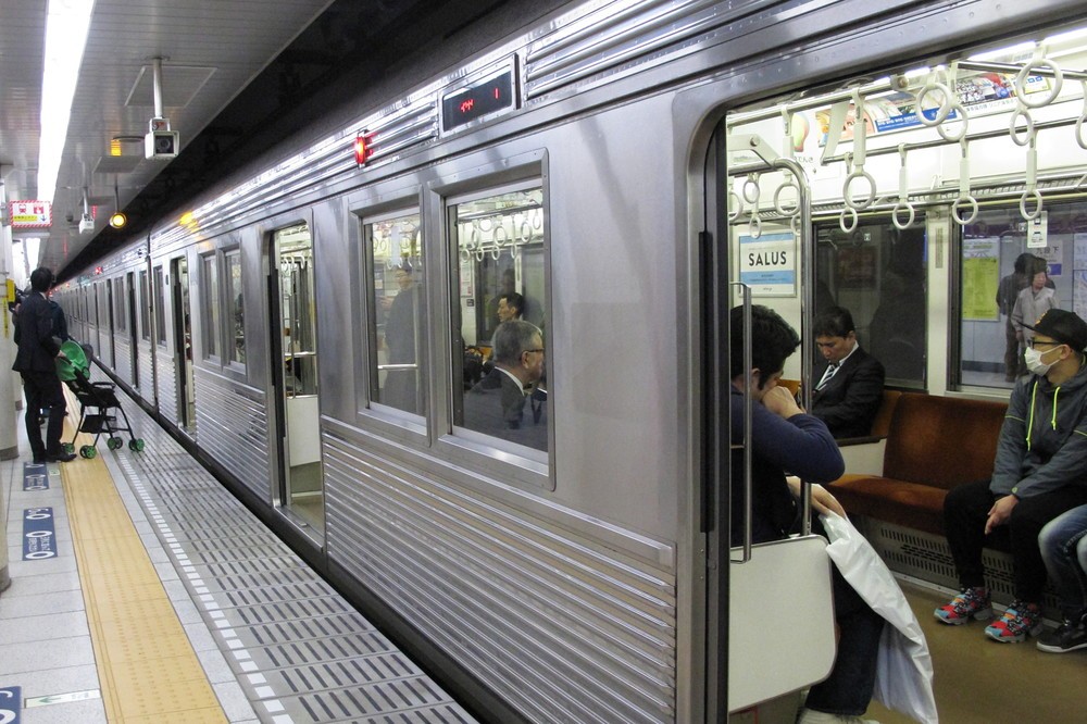 ドアが開いているときは上部に赤いランプが点灯する