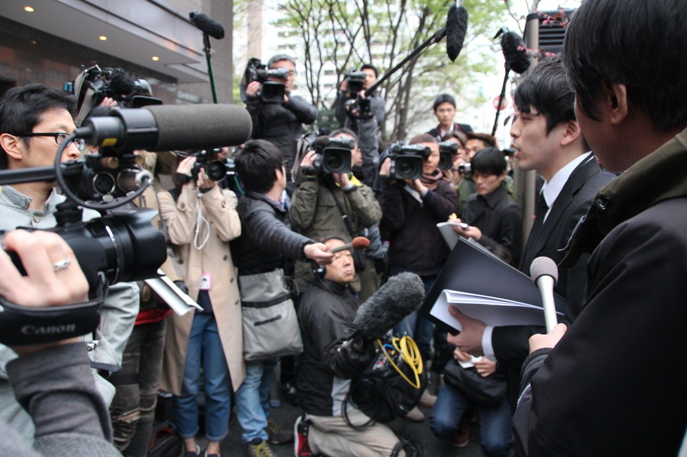 乙武氏はなぜ誕生日会「強行開催」したのか　報道陣シャットアウト後に流した「弁明ビデオ」