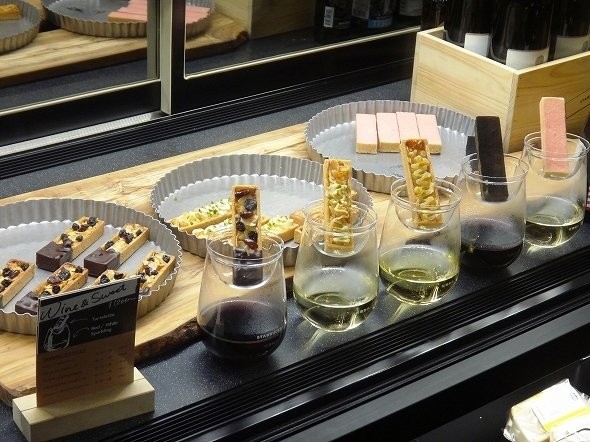 スタバ、女性狙ってビール一杯800円の「超強気」 「ちょい飲み」願望の男性ら不満タラタラ