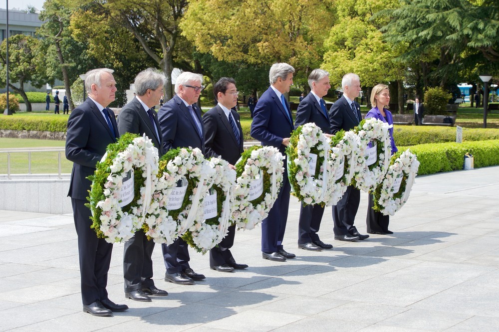 ケリー国務長官（右から4番目）は現職の国務長官として初めて広島を訪問した（米国務省撮影）