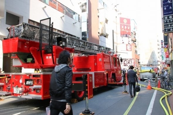 「新宿ゴールデン街」で火災　煙吸った60代女性が軽傷
