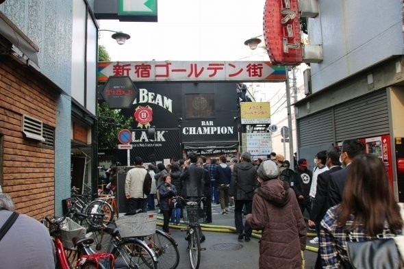 ゴールデン街入口には大勢の人が詰めかけた（2016年4月12日撮影） 