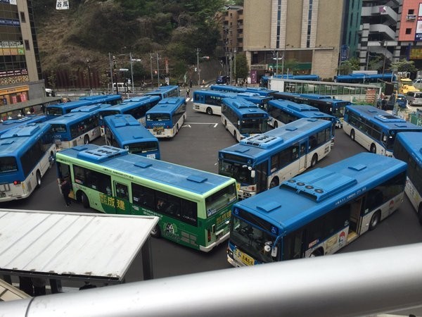 溝の口駅前ロータリーがバスで大変なことに...　異様な写真に「一体なんなんだ」と驚き広がる