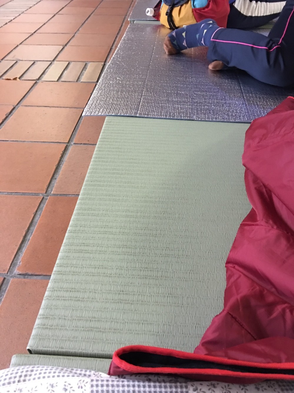 八代の避難所で柔道用「畳」大活躍　現地職員と避難者で300枚敷く