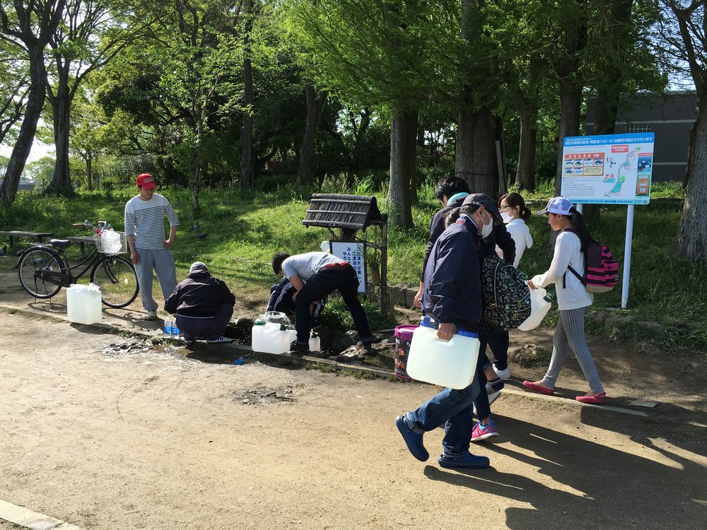 熊本市民74万人が断水　湖からの「湧水」求める列できる