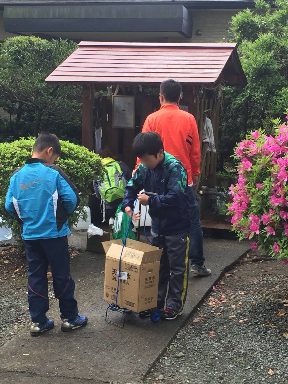 手水舎にくみに来る人々（森恭三さん提供） 