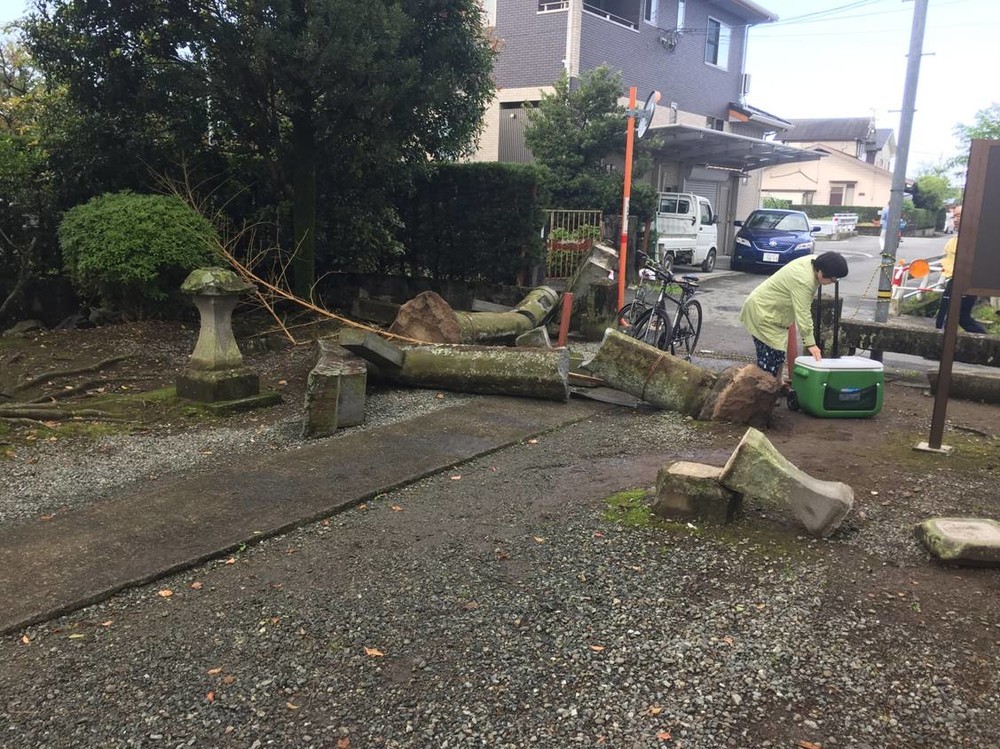 崩れ落ちた鳥居（森恭三さん提供） 