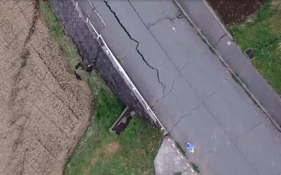熊本地震に伴い出現した南阿蘇村河陽周辺の断層をドローンで撮影（出典：国土地理院）
