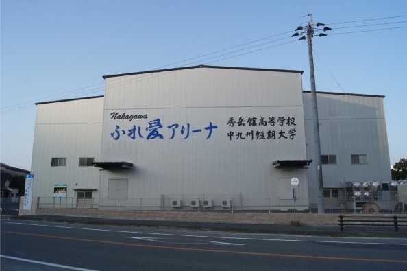 床は「暖かい空気が流れる」（写真はふれ愛アリーナ。同校公式サイトより）