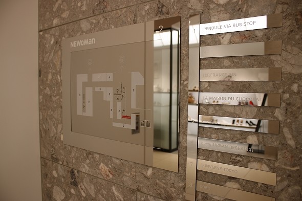 鏡が反射して文字が読み取り辛い