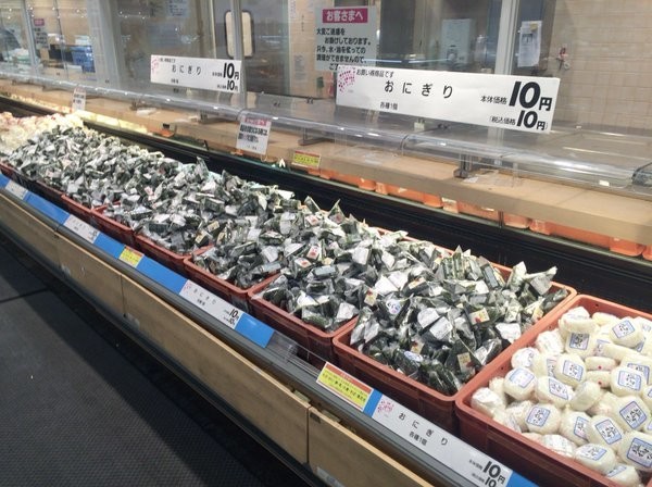 熊本のスーパーで「おにぎり10円」　驚異の安さを生んだ被災地事情とは