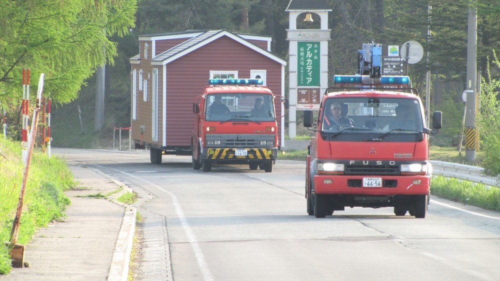 トレーラーハウスは牽引車で運ばれる