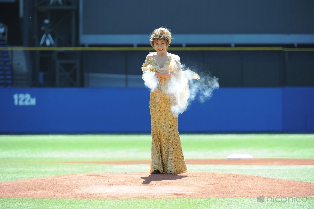 小林幸子が「ノーバン始球式」を超えた　元ロッテ里崎を吹っ飛ばした秘密兵器とは