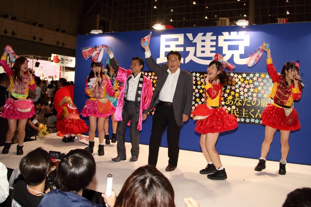 「痛車」の自民に「地下アイドル」の民進　18歳選挙権見据え？「超会議」で与野党大はしゃぎ