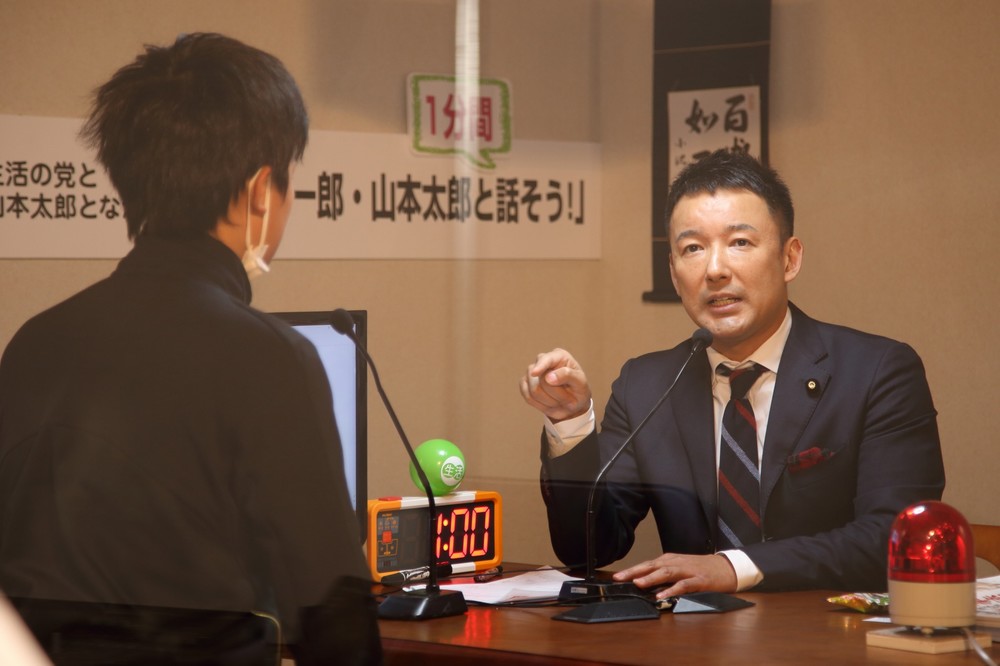 生活の党と山本太郎となかまたちは、小沢一郎、山本太郎両共同代表と1分間限定で対談できるブースを設置した