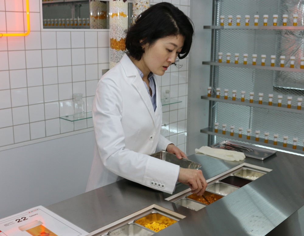 不足する栄養素のサプリメントを次々に拾い上げる管理栄養士の矢島南弥子さん