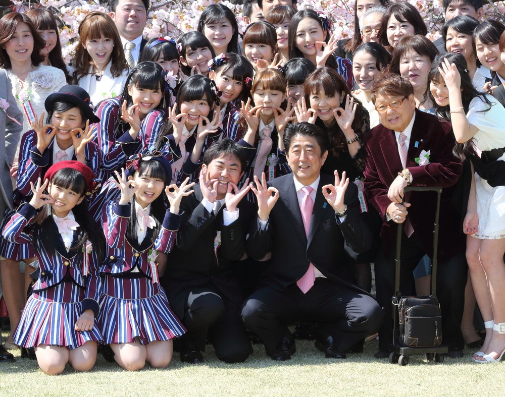 HKT48	は2014年の「桜を見る会」に招かれた。安倍首相とHKTメンバーが、発売されたばかりの新曲｢桜、みんなで食べた｣のポーズを取っている。前列左から2人目が田中美久さん（写真：Motoo Naka/アフロ）