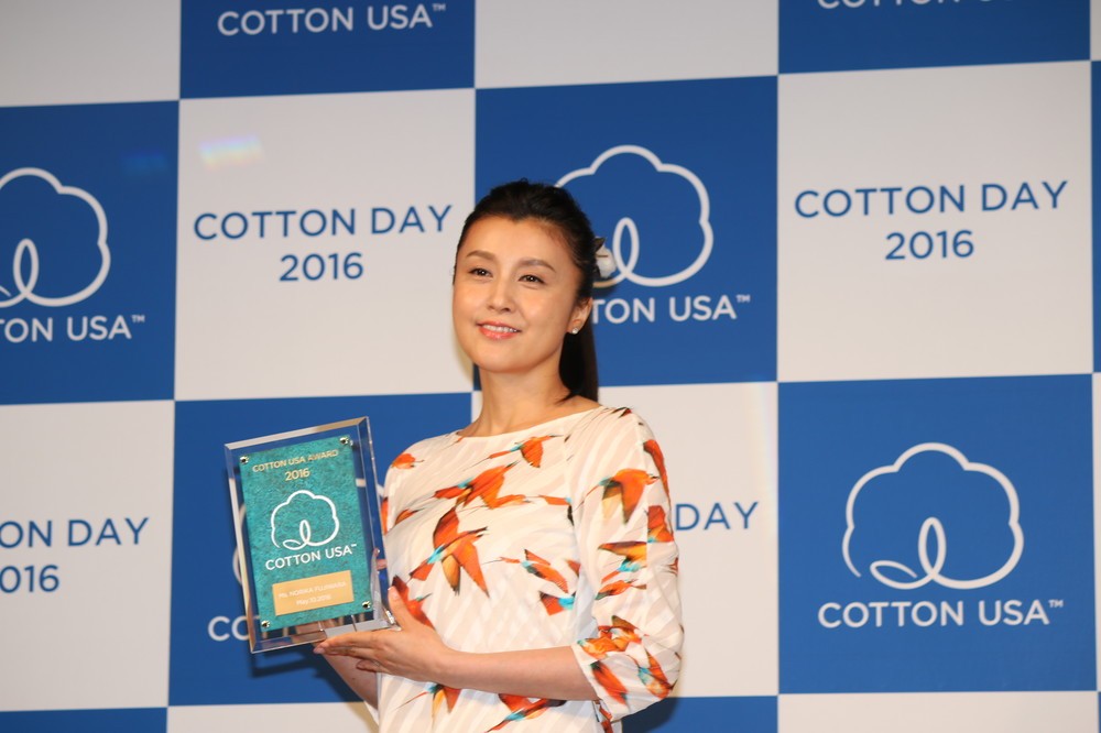 「COTTON  USA  AWARD 2016」を受賞した藤原紀香さん