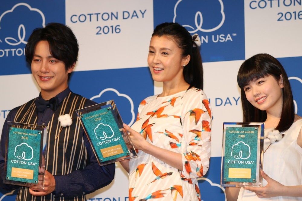 俳優の溝端淳平さん（左）と小芝風花さん（右）もイベントに出席し、受賞の喜びを語った