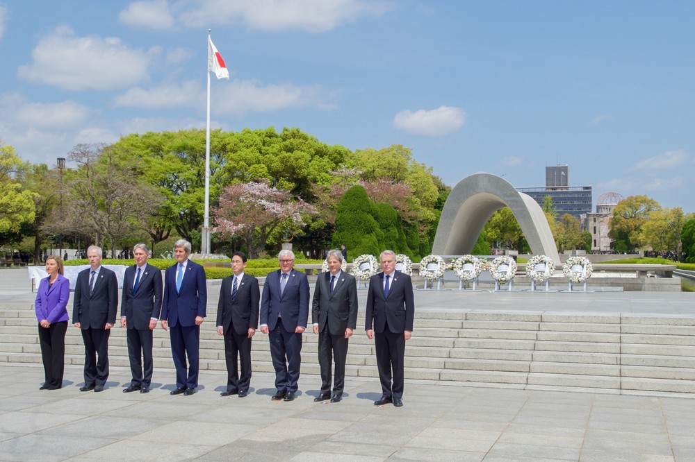 米国のケリー国務長官（左から4番目）は現役閣僚として初めて広島を訪問した。この訪問がオバマ大統領の広島訪問の「地ならし」になったとされる（米国務省撮影）