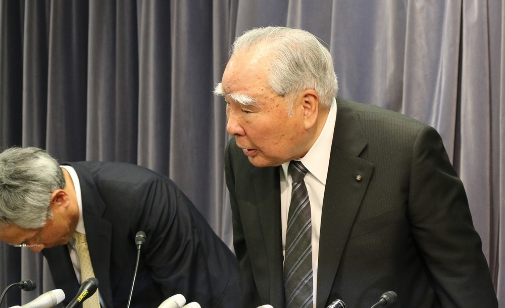 スズキの鈴木修会長は「深くお詫び申し上げたい」と陳謝した。（国交省での記者会見で）