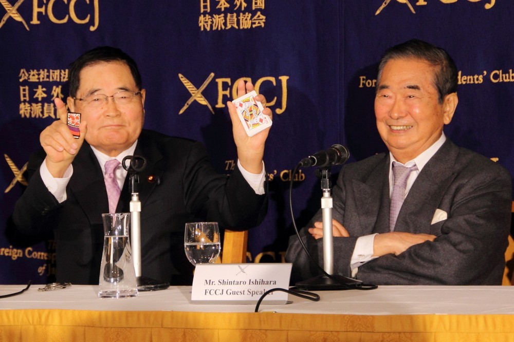 亀井静香氏（左）は「トランプに対して花札で勝負」とアピール。石原慎太郎氏は「中国崩壊」の願望も口にした