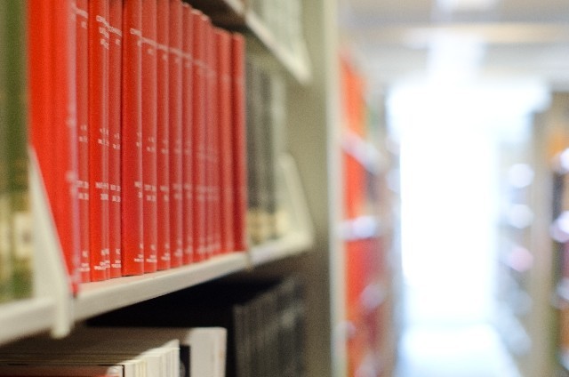 図書館が新刊本の寄贈を求めるの「やめて！」　小説家が「本売れなくて死んでしまう」と訴える