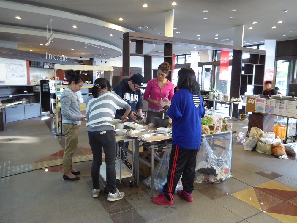 館内で調理する被災外国人（写真提供・熊本市国際交流会館）