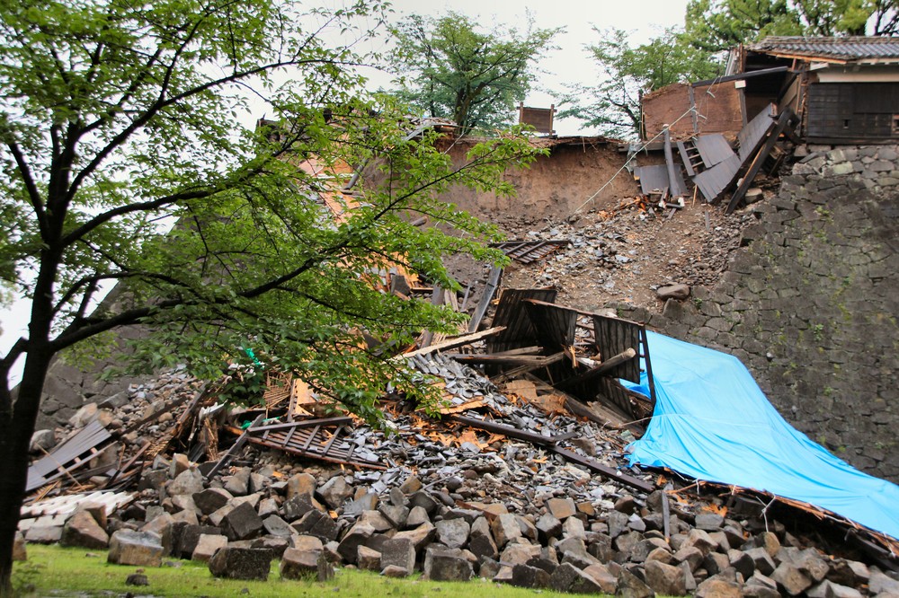 会館から近い熊本城では、石垣が崩れたままになっていた