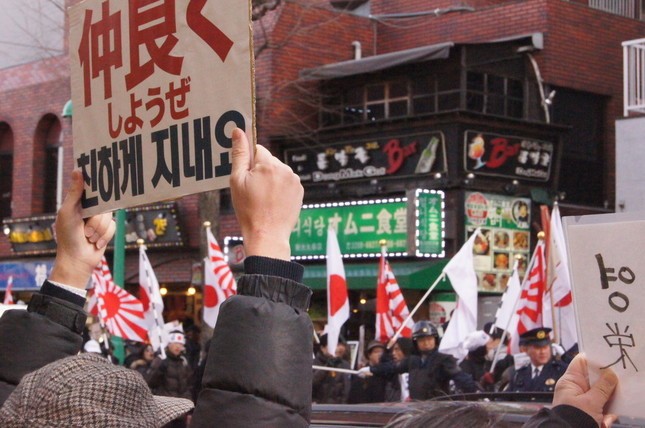 嫌韓デモは「ヘイトスピーチ」だという批判根強い。嫌韓デモを批判する活動も行われる