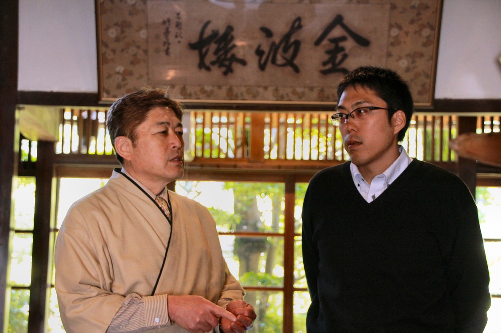 金波楼館主の松本寛三さん（左）と専務の松本啓佑さん