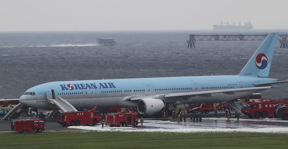 出火した機体左側から脱出用の「シューター」が出ている（写真：AP/アフロ）