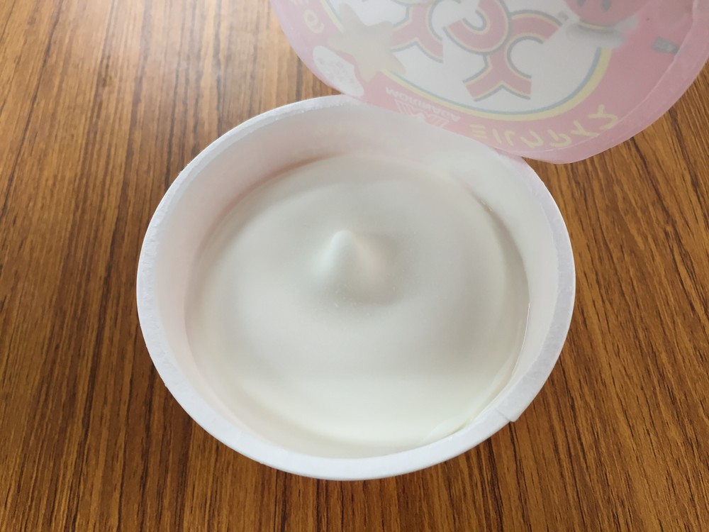 中身は真っ白なミルクアイス