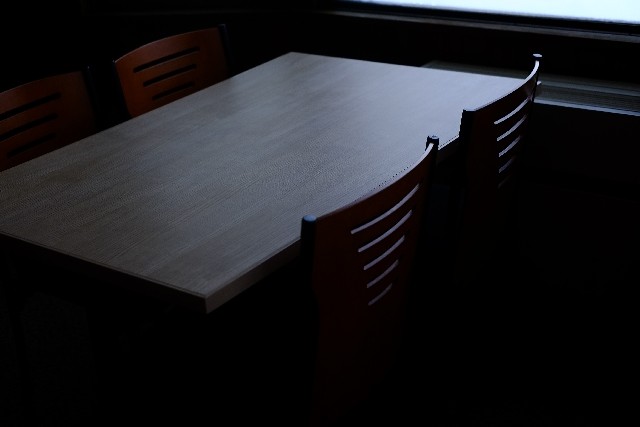 薄暗いレストランでは食べ過ぎにご注意　明るい店より40％も高カロリーを注文