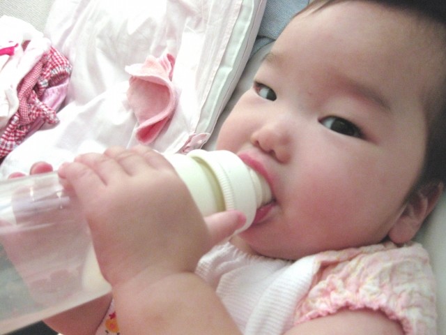 母乳はママから赤ちゃんに直接あげよう　哺乳瓶は中耳炎になる危険が2倍以上
