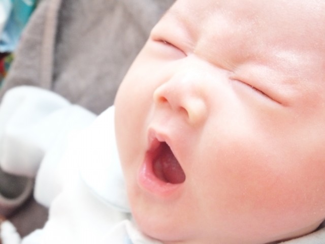 ぐずる赤ちゃんを寝かしつける魔法は？　えっ、それでいいの！と驚くほど簡単