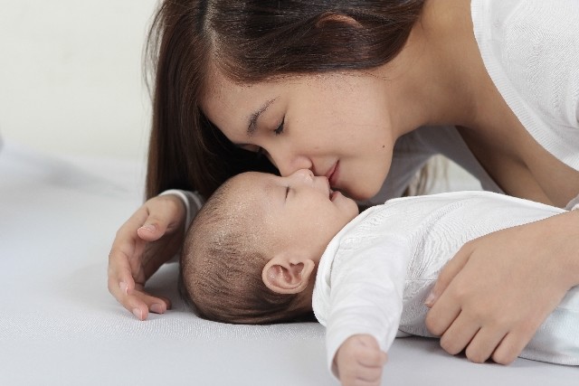 赤ちゃんが生後すぐ聞き分ける「ママの声」　子どもの脳を刺激、発達させる