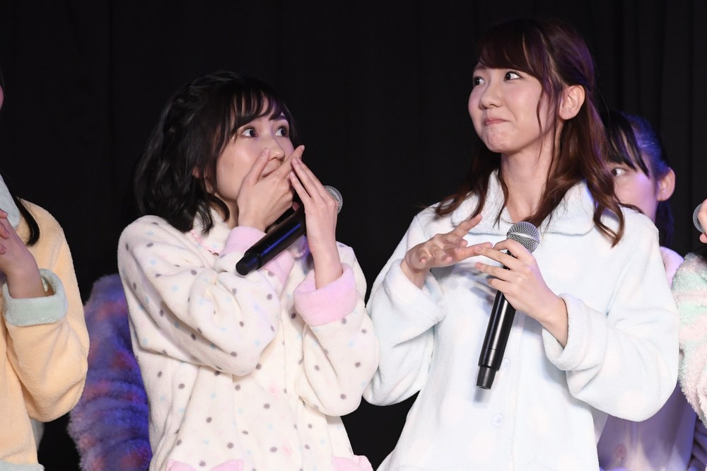 「速報」1位に喜ぶ渡辺麻友さん　(c)AKS