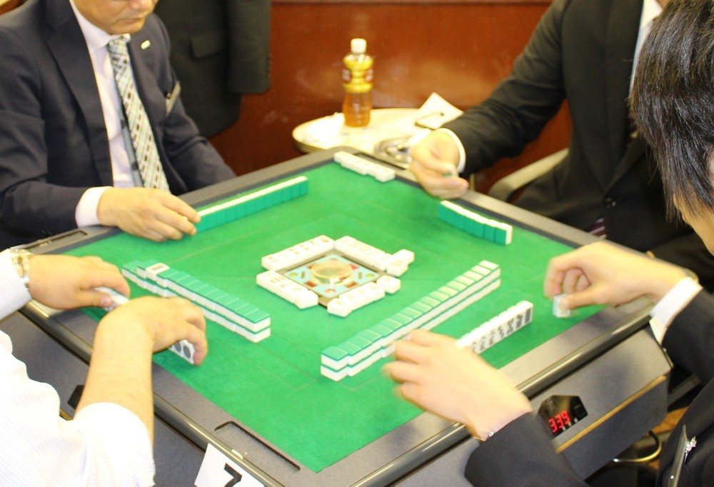社員や学生が卓を囲む麻雀選考の様子（スターティア提供）