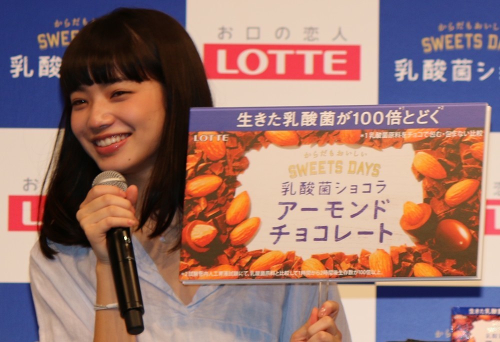 小松菜奈さんは通常の「乳酸菌ショコラ アーモンドチョコレート」派