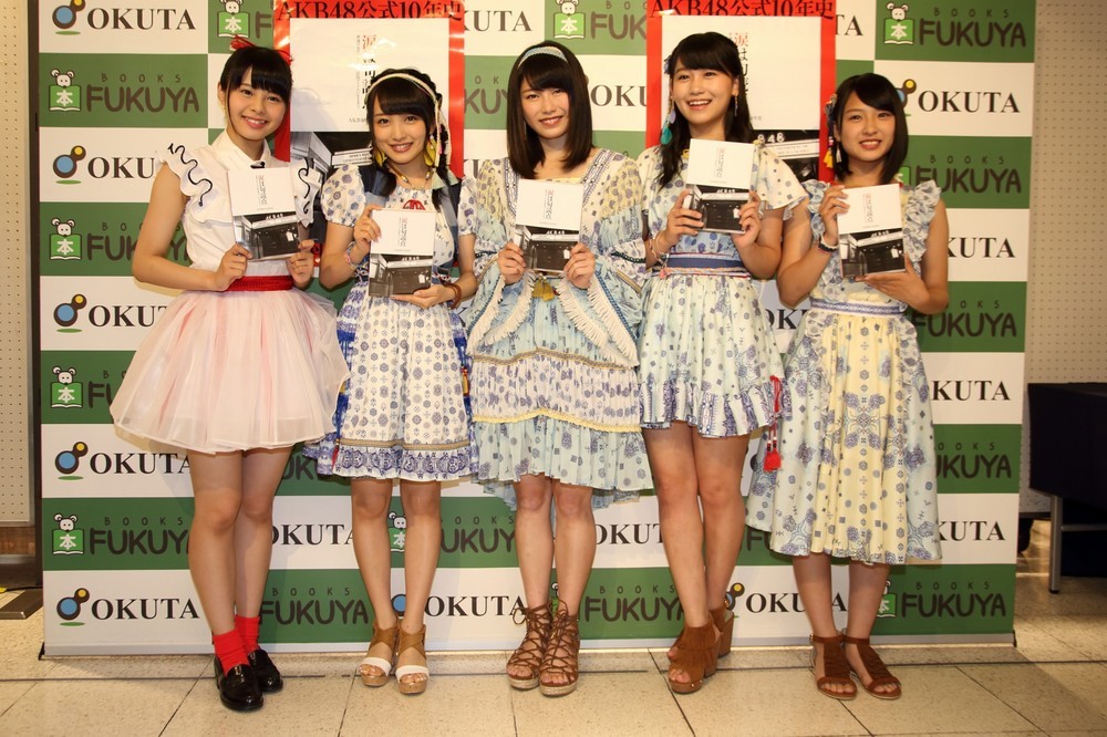 イベントには5人が参加。左から新潟・NGT48の本間日陽（ひなた）さん、AKB48の向井地美音さん、横山由依さん、小嶋真子さん、山田菜々美さん