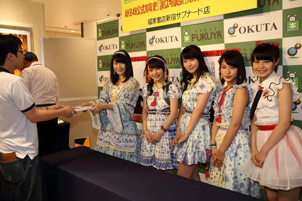 イベントには抽選で選ばれたファン500人が参加。AKB48メンバーが次々に本を渡していた